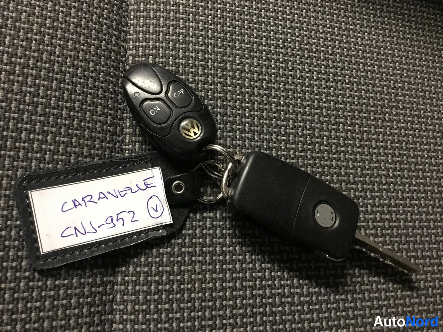 Harmaa Volkswagen Caravelle 2014, yksityiskohta, kuva 16