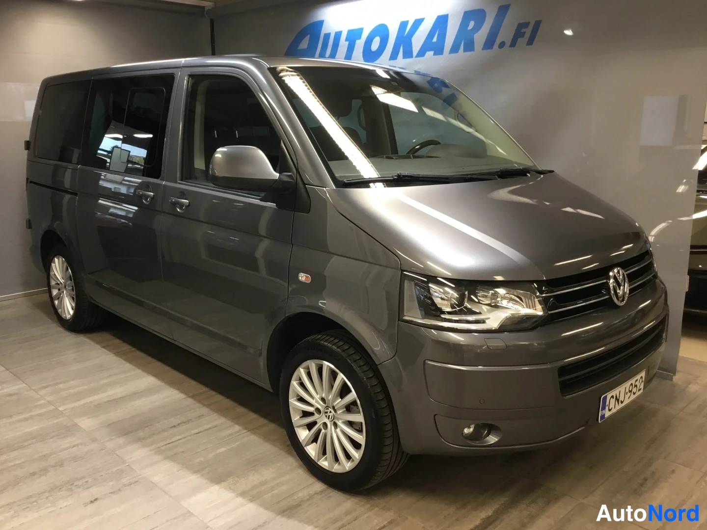Harmaa Volkswagen Caravelle 2014, etuviisto, keula oikealle, kuva 2