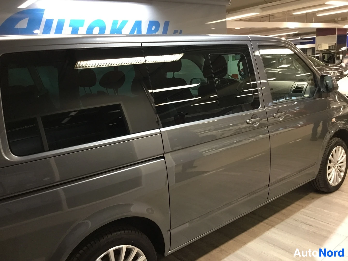 Harmaa Volkswagen Caravelle 2014, sivulta, kuva 4