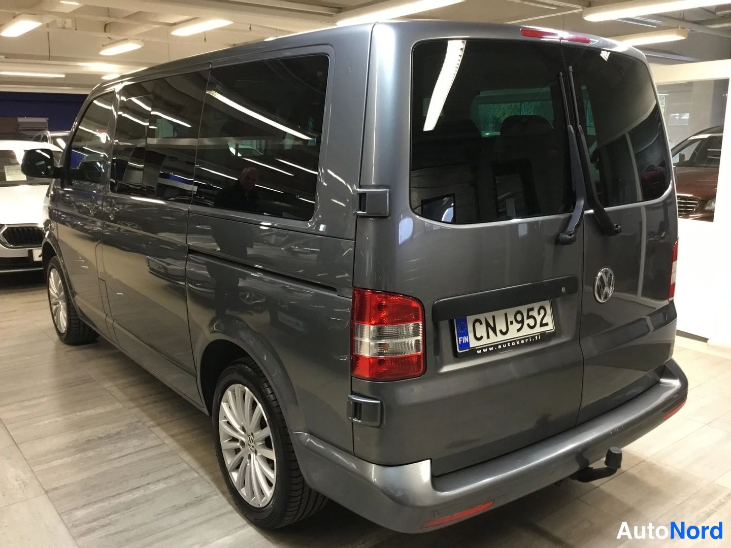 Harmaa Volkswagen Caravelle 2014, takaviisto, kuva 5