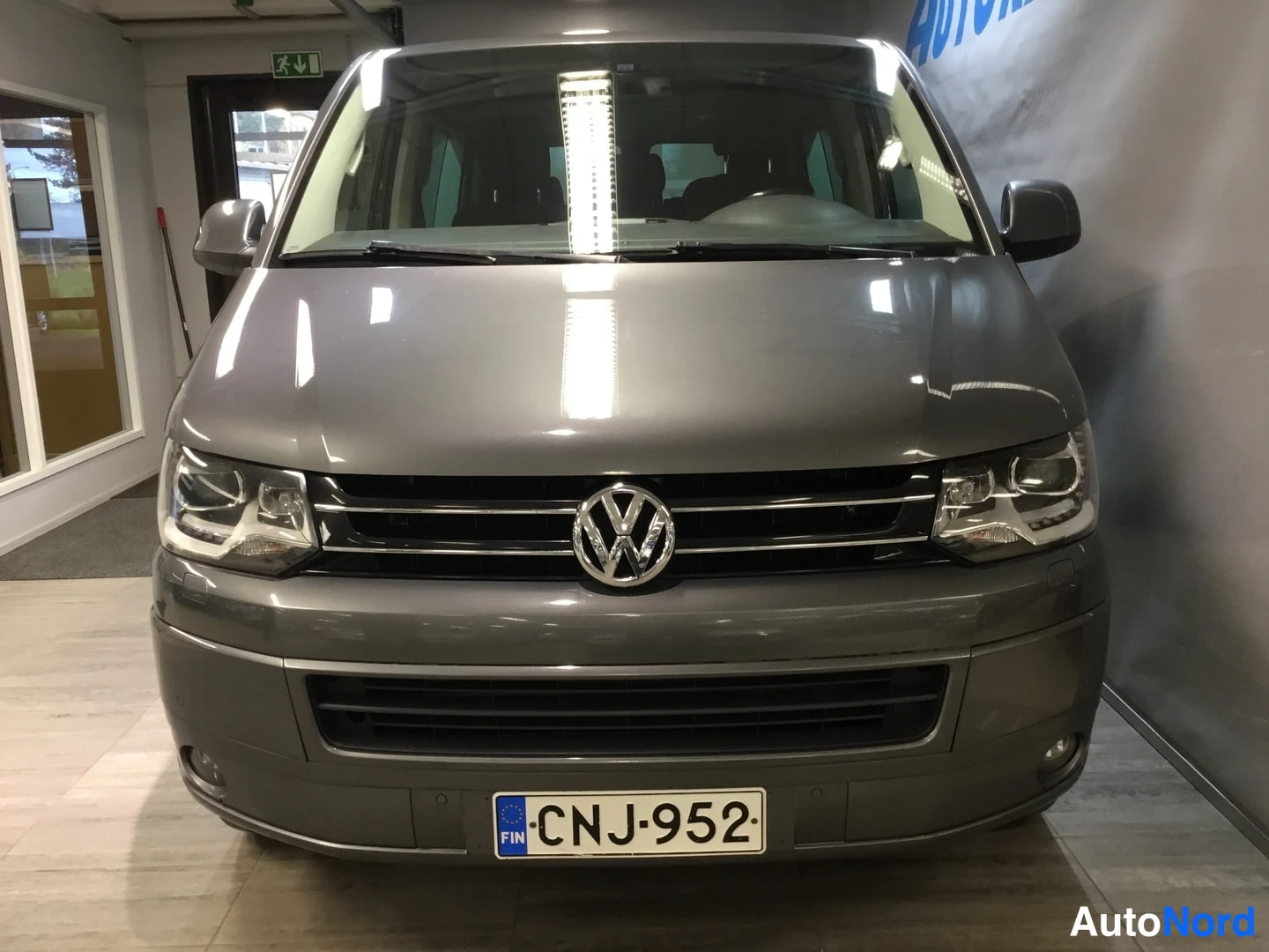 Harmaa Volkswagen Caravelle 2014, edestä, kuva 3