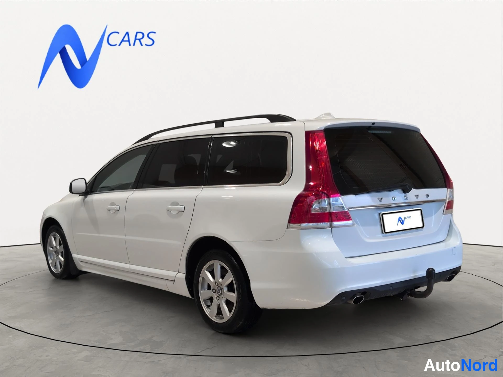 Valkoinen Volvo V70 2014, takaviisto, kuva 4