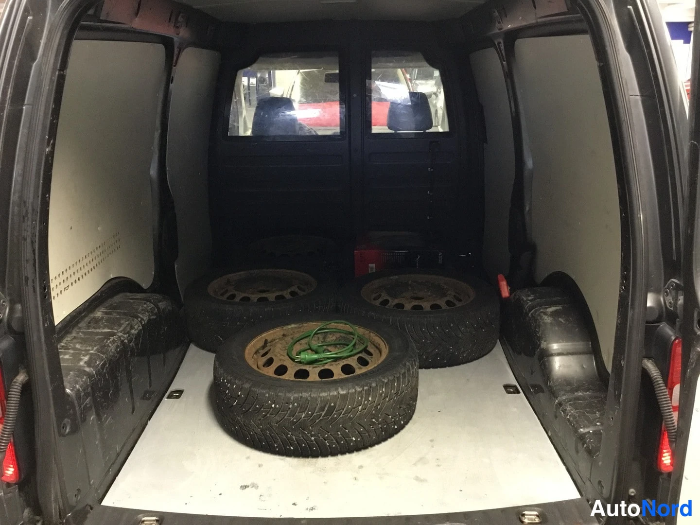 Harmaa Volkswagen Caddy 2011, kuva 12