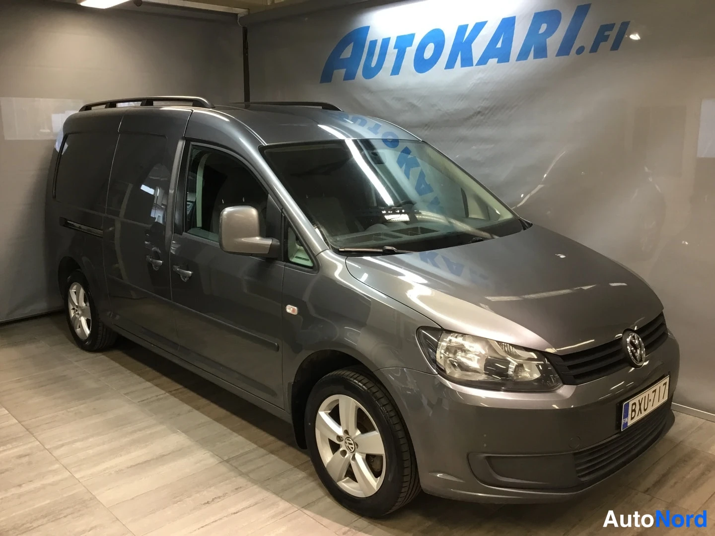 Harmaa Volkswagen Caddy 2011, etuviisto, keula oikealle, kuva 2