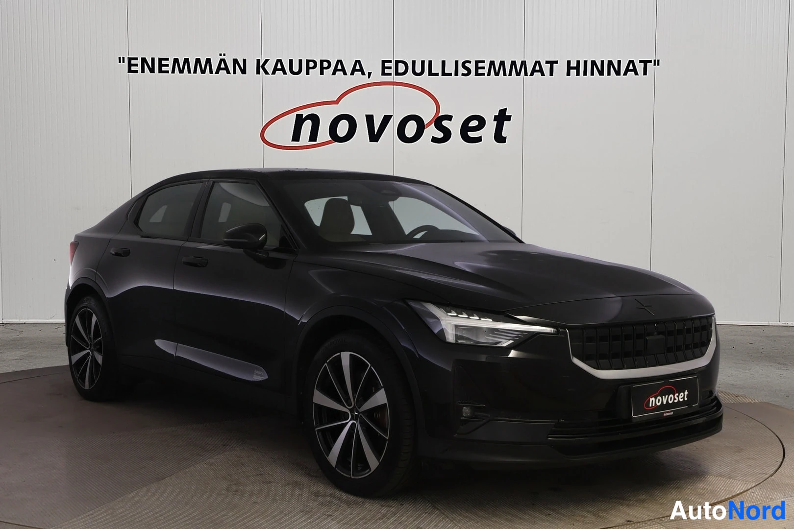 Musta Polestar 2 2022, etuviisto, keula oikealle, kuva 2