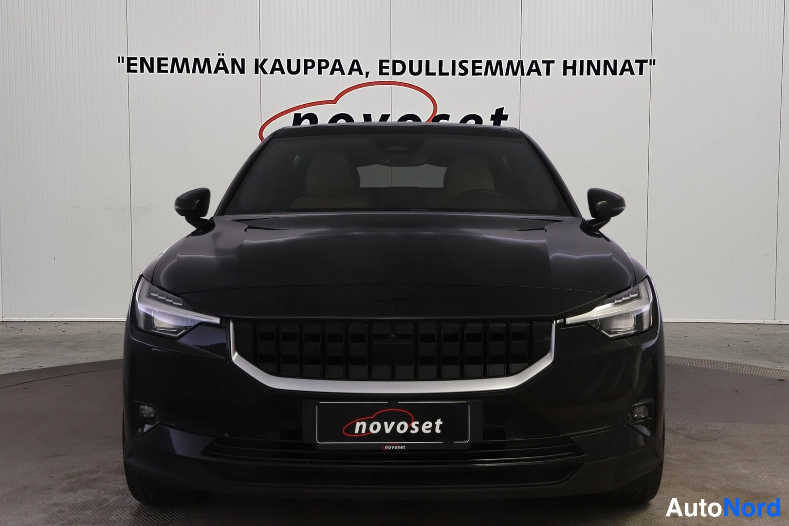 Musta Polestar 2 2022, edestä, kuva 3