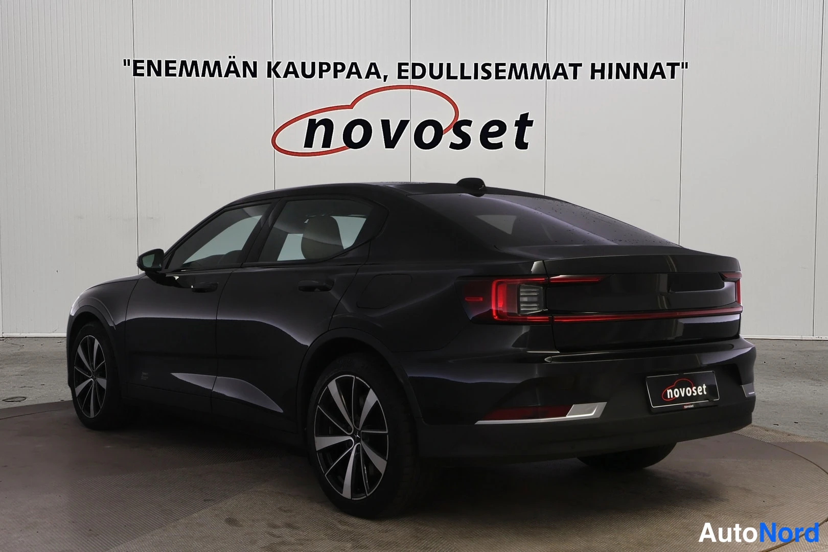 Musta Polestar 2 2022, takaviisto, kuva 4