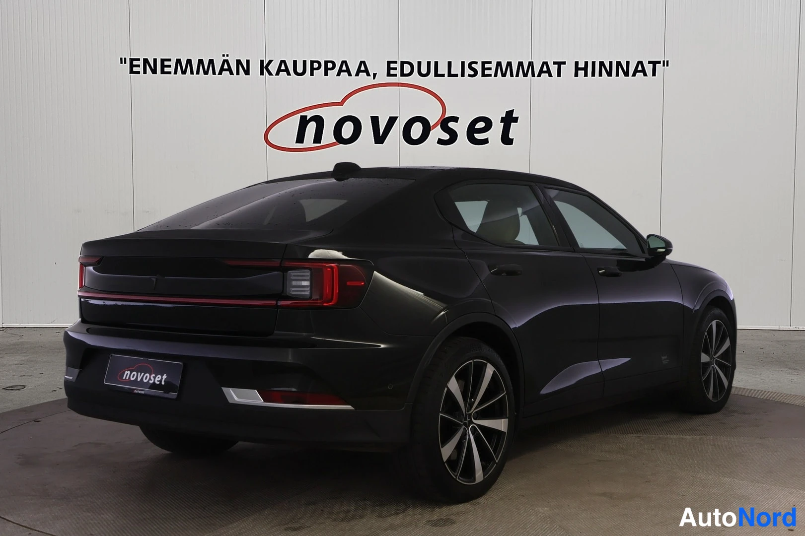 Musta Polestar 2 2022, takaviisto, kuva 5