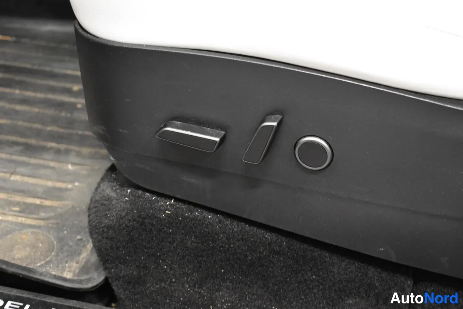 Red Tesla Model Y 2022, photo 12