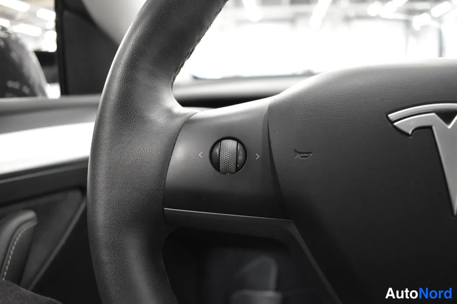 Red Tesla Model Y 2022, photo 13