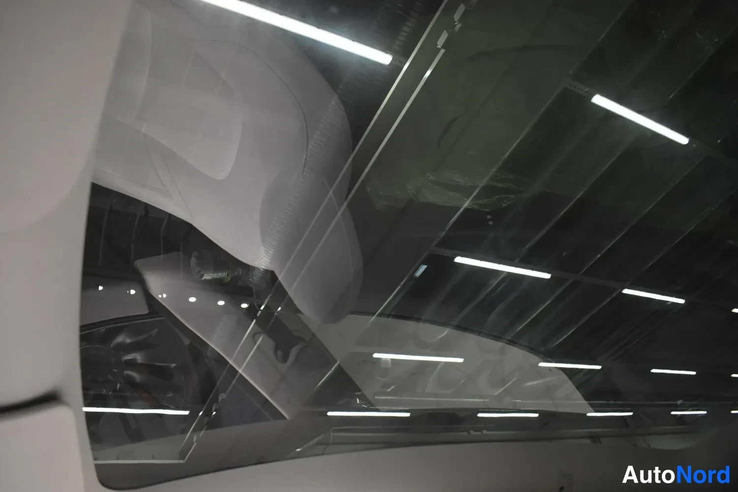 Red Tesla Model Y 2022, detail, photo 5