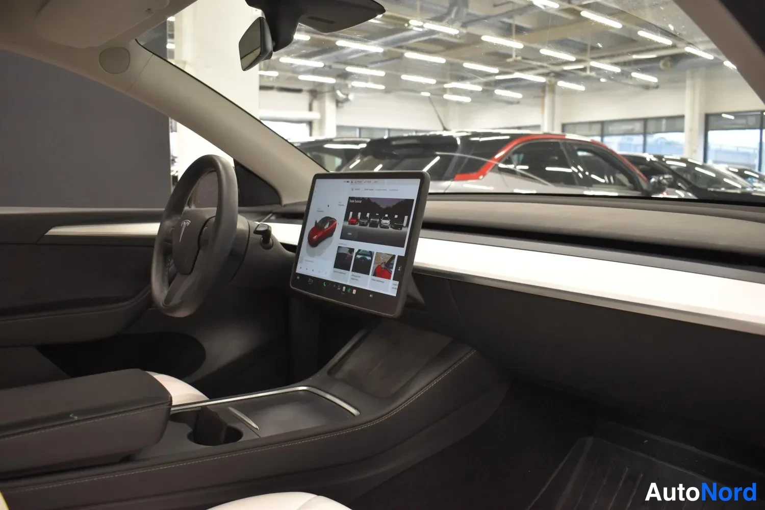 Red Tesla Model Y 2022, photo 9