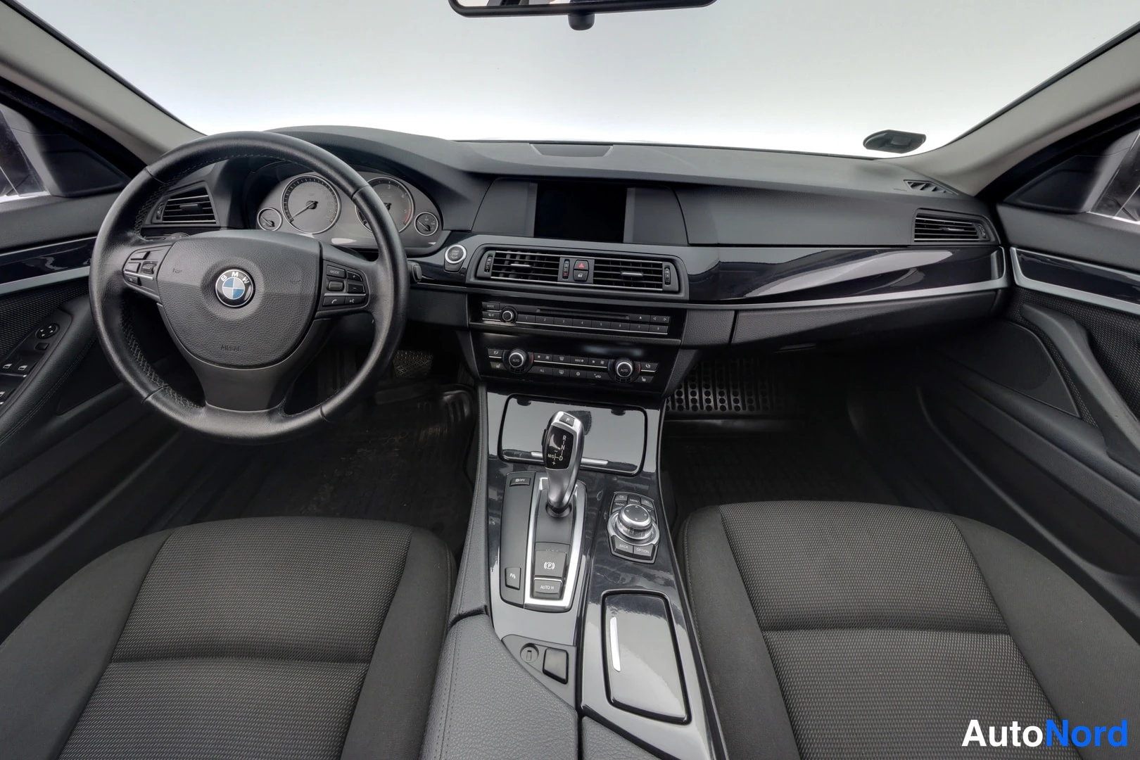 Hopea BMW 520d 2011, ohjaamo, kuva 7