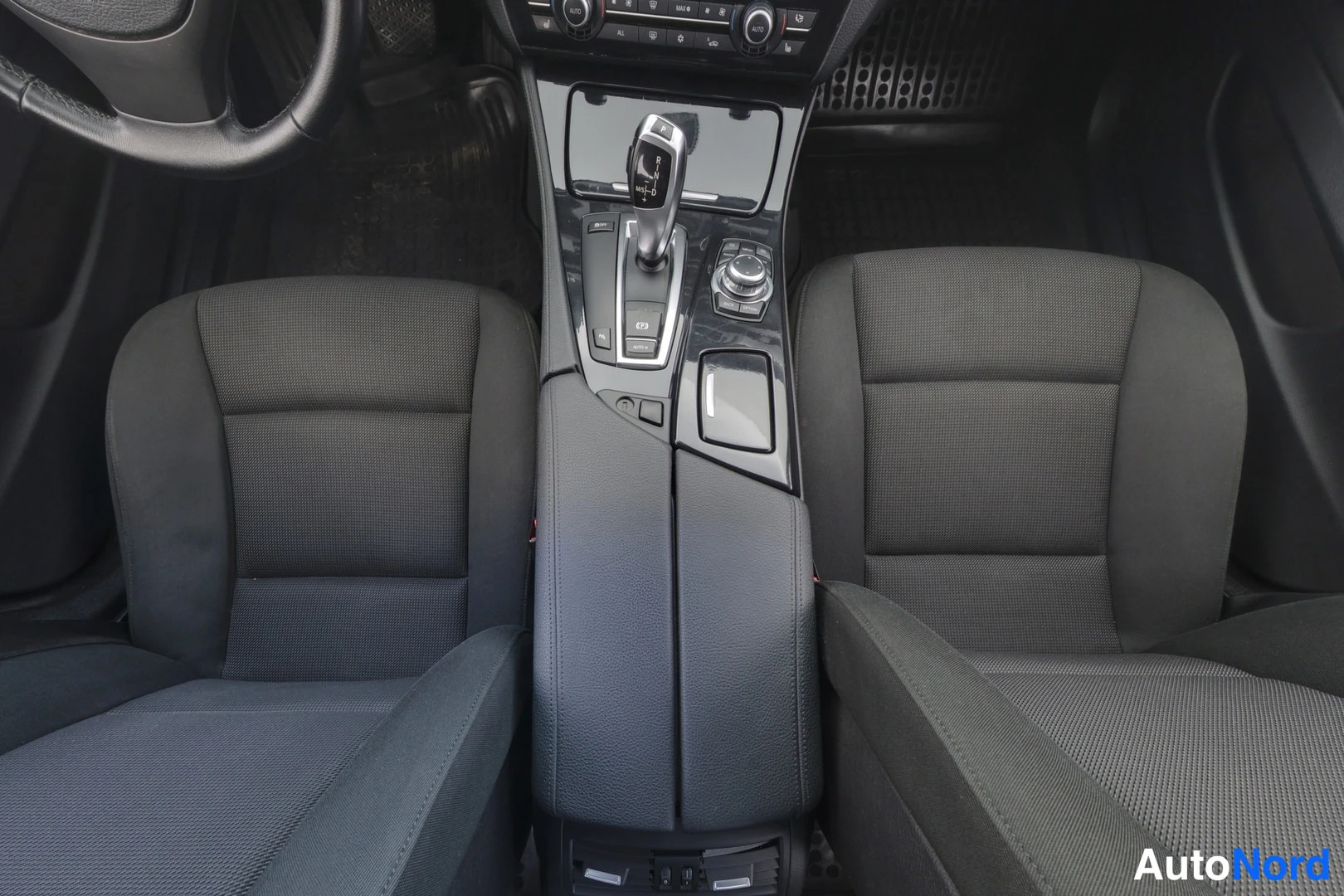 Hopea BMW 520d 2011, etuistuimet, kuva 9