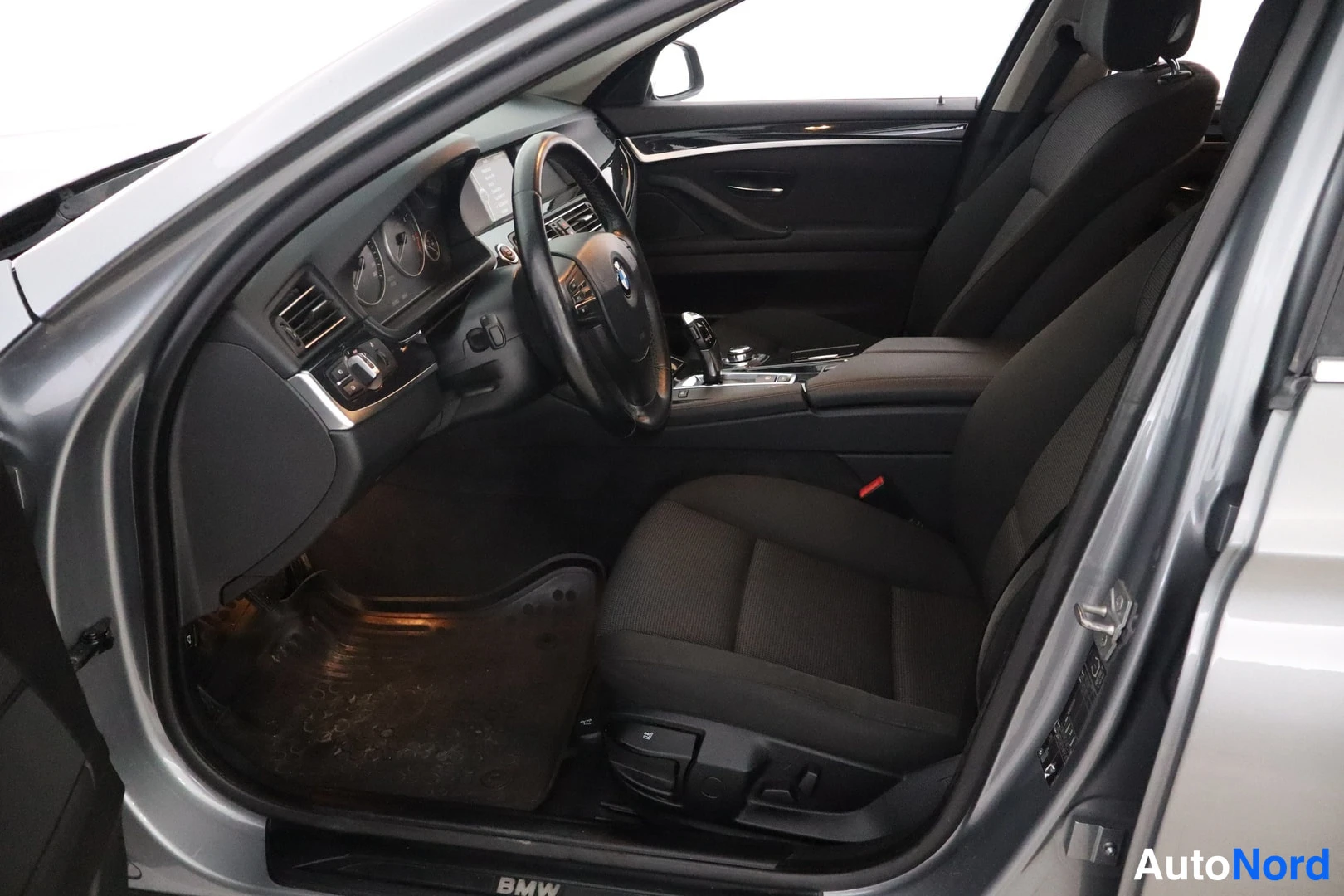 Hopea BMW 520d 2011, ohjaamo, kuva 8