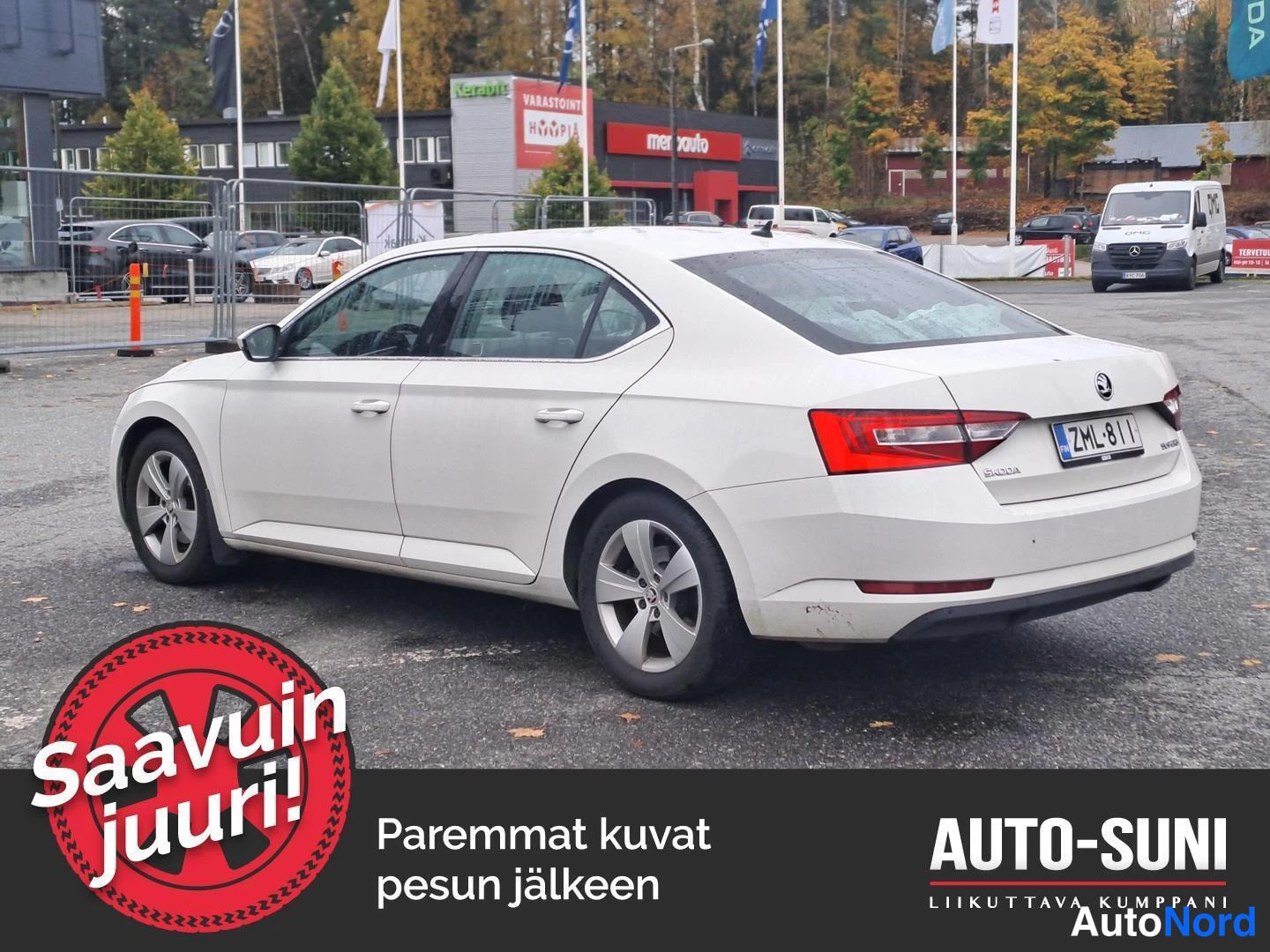 Valkoinen Skoda Superb 2019, takaviisto, kuva 2