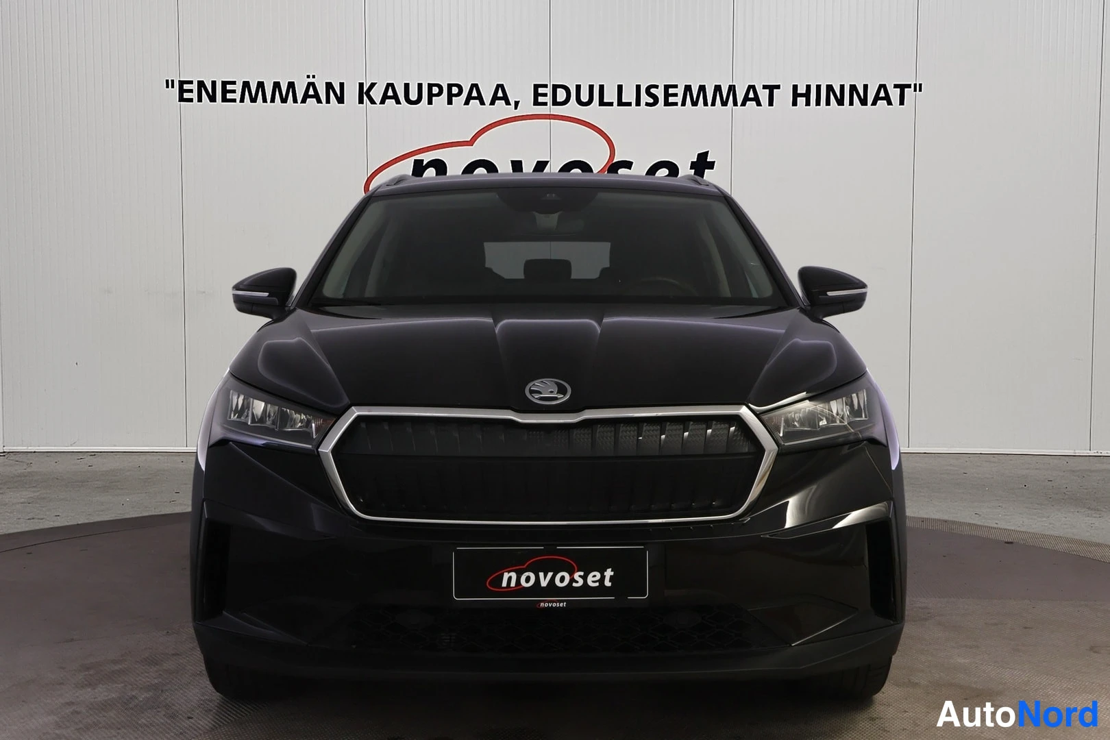 Musta Skoda Enyaq 80 2023, edestä, kuva 3