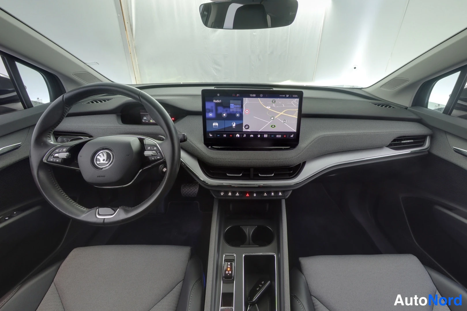 Musta Skoda Enyaq 80 2023, ohjaamo, kuva 7