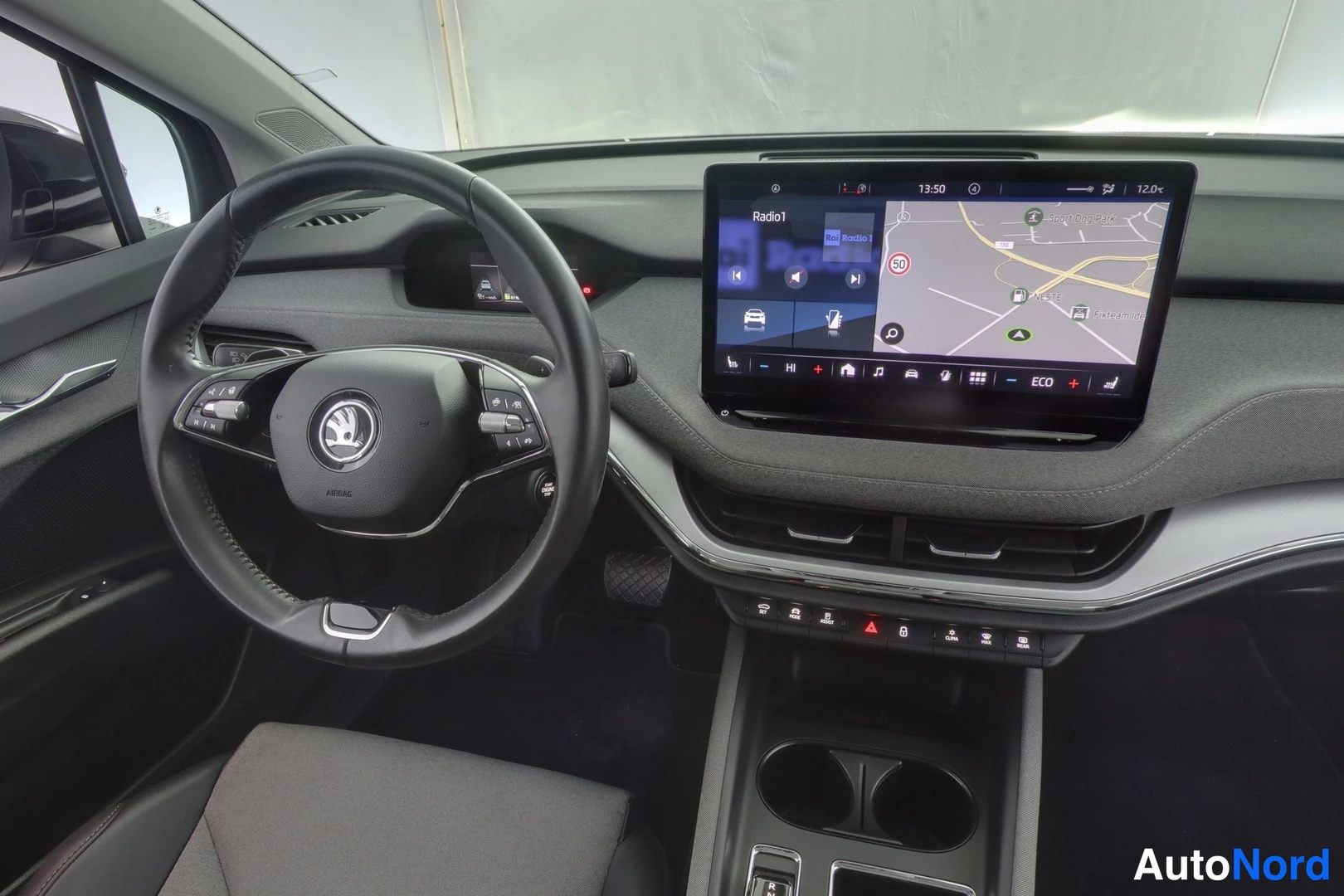 Musta Skoda Enyaq 80 2023, ohjaamo, kuva 8