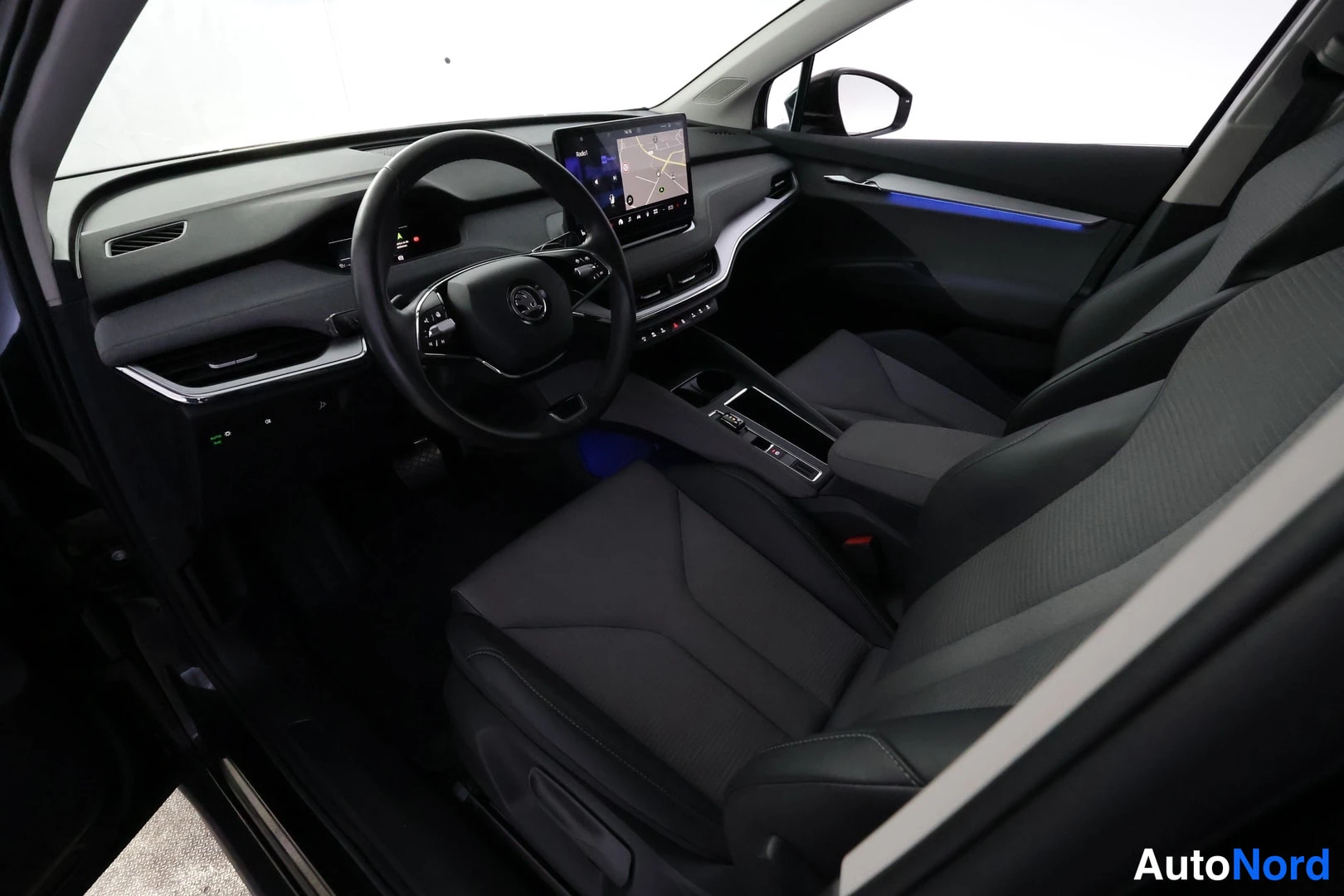 Musta Skoda Enyaq 80 2023, ohjaamo, kuva 13