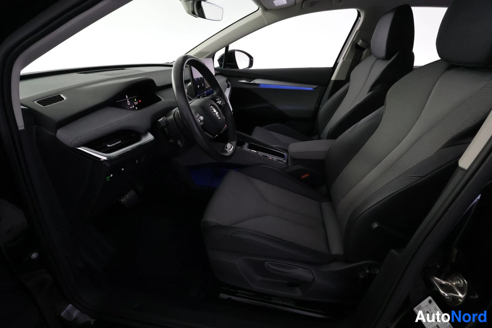 Musta Skoda Enyaq 80 2023, ohjaamo, kuva 14