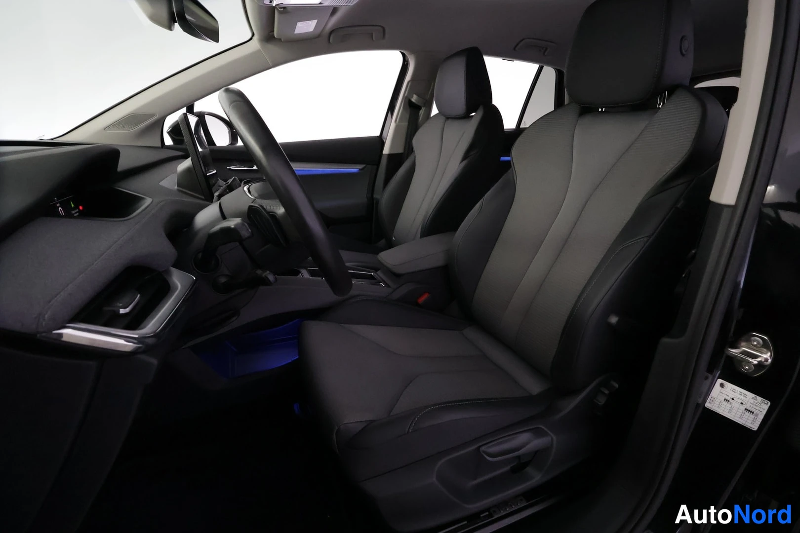 Musta Skoda Enyaq 80 2023, etuistuimet, kuva 16