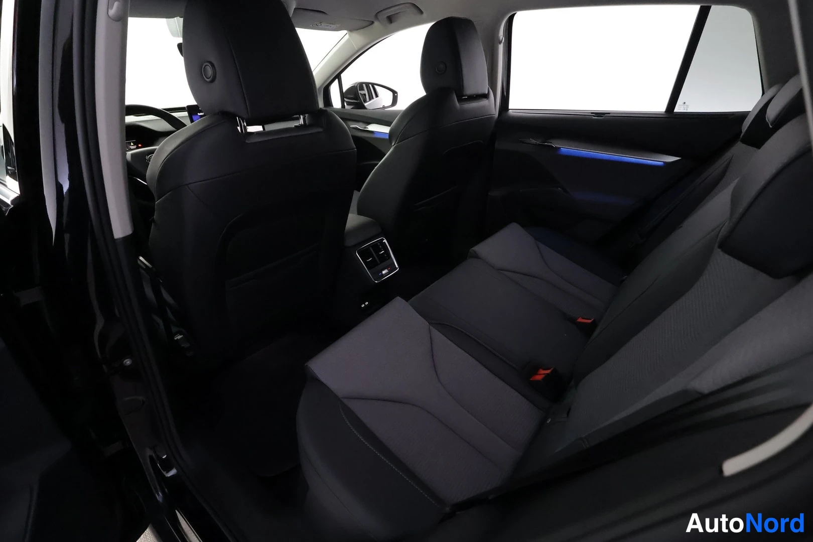 Musta Skoda Enyaq 80 2023, takaistuimet, kuva 18