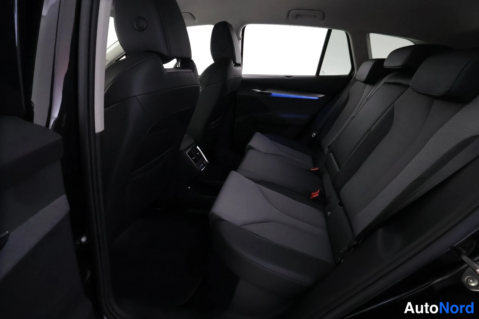 Musta Skoda Enyaq 80 2023, takaistuimet, kuva 19
