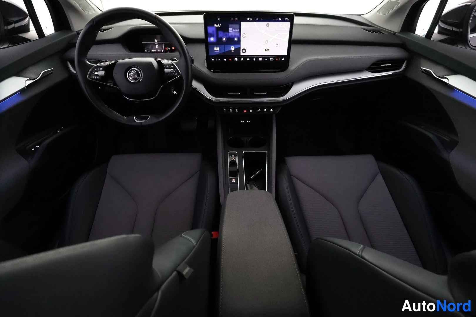 Musta Skoda Enyaq 80 2023, ohjaamo, kuva 12