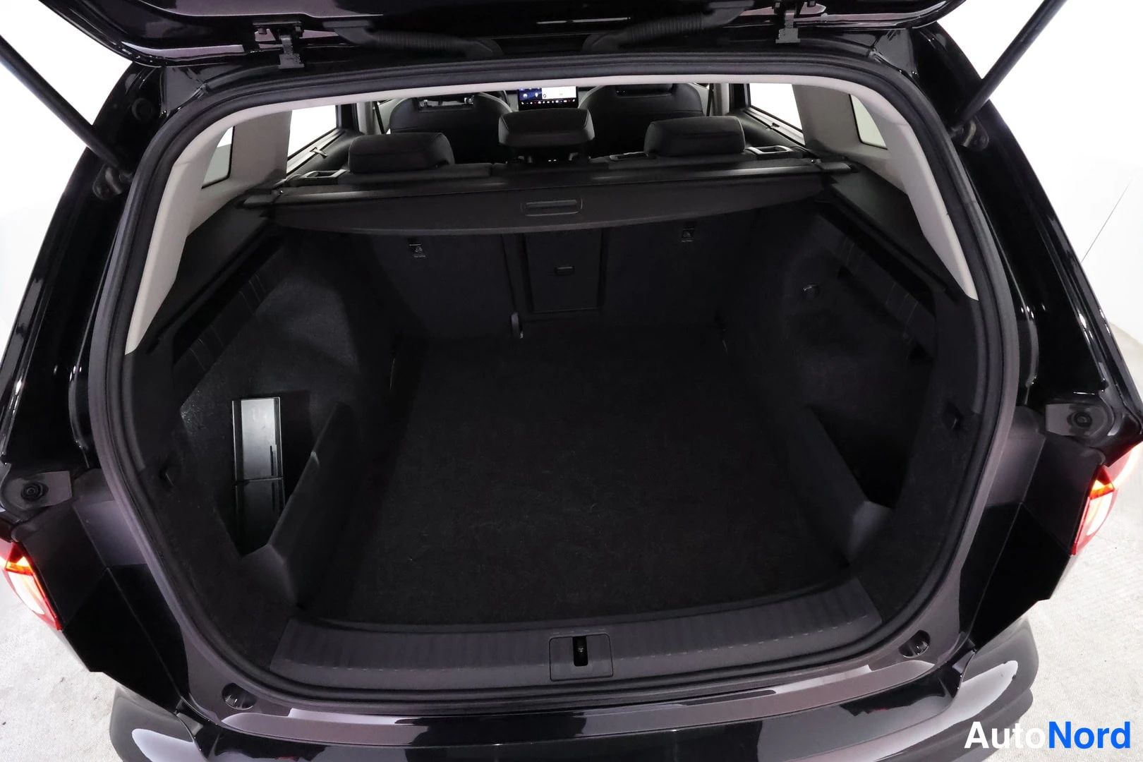 Musta Skoda Enyaq 80 2023, tavaratila, kuva 23