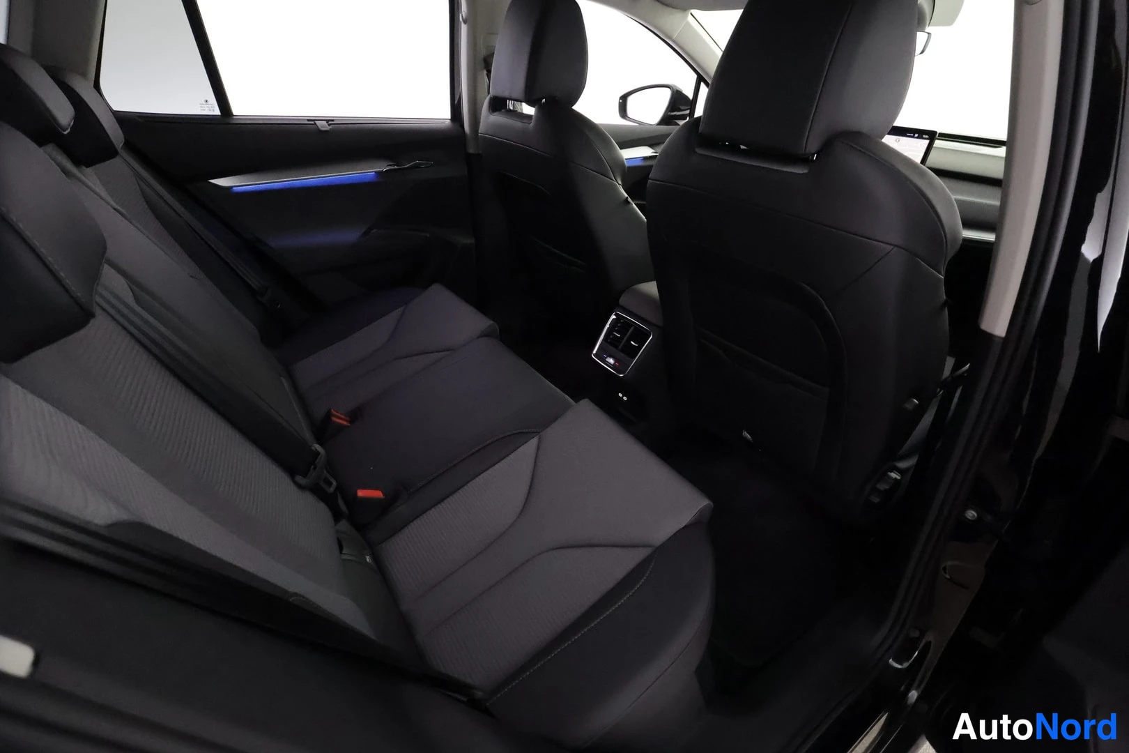 Musta Skoda Enyaq 80 2023, takaistuimet, kuva 21
