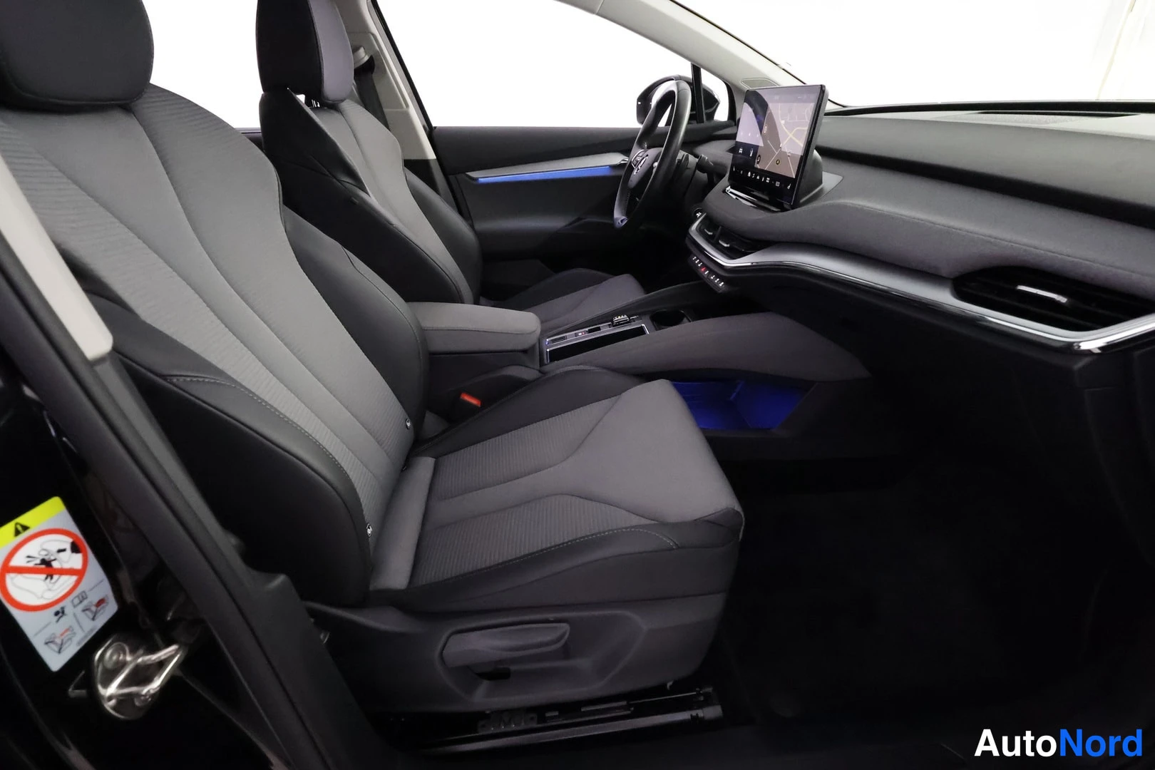 Musta Skoda Enyaq 80 2023, ohjaamo, kuva 10