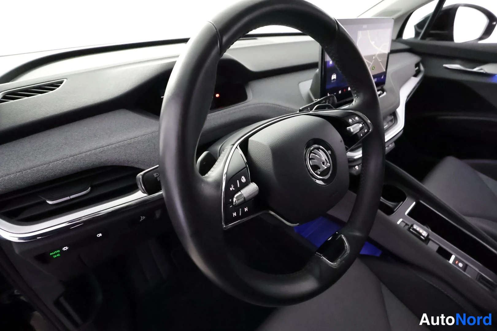 Musta Skoda Enyaq 80 2023, ohjaamo, kuva 11