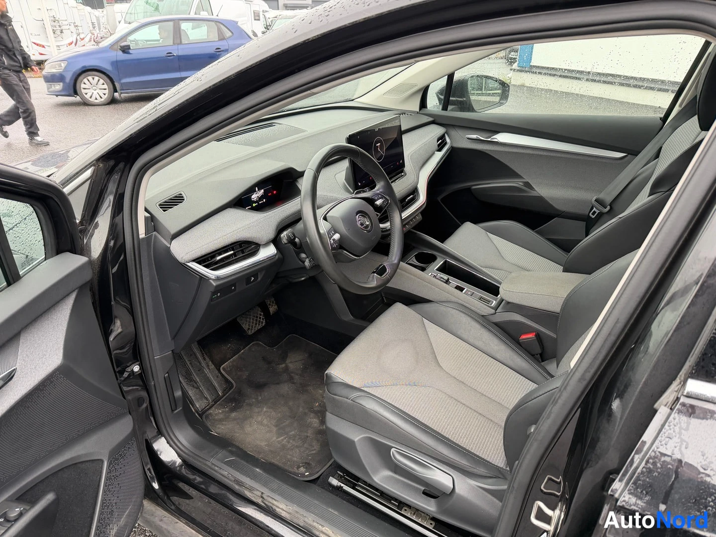 Black Skoda Enyaq 80 2023, photo 5