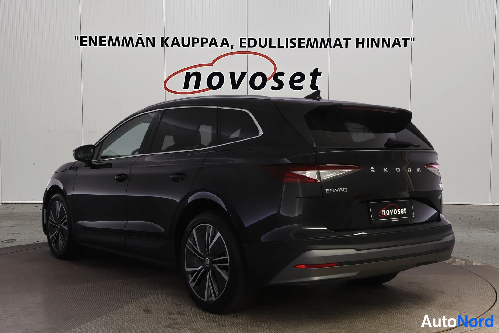 Musta Skoda Enyaq 80 2023, takaviisto, kuva 4