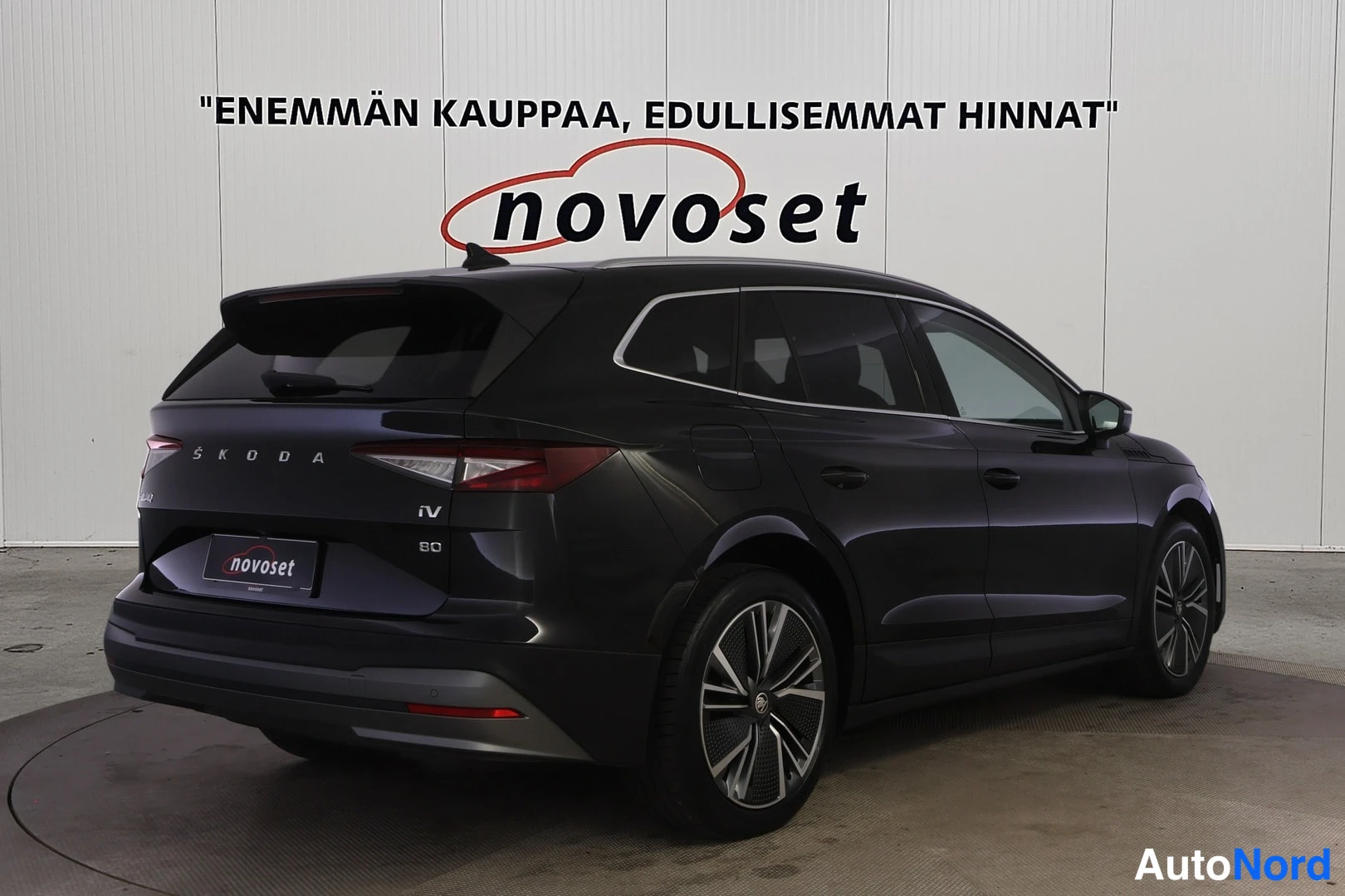 Musta Skoda Enyaq 80 2023, takaviisto, kuva 5