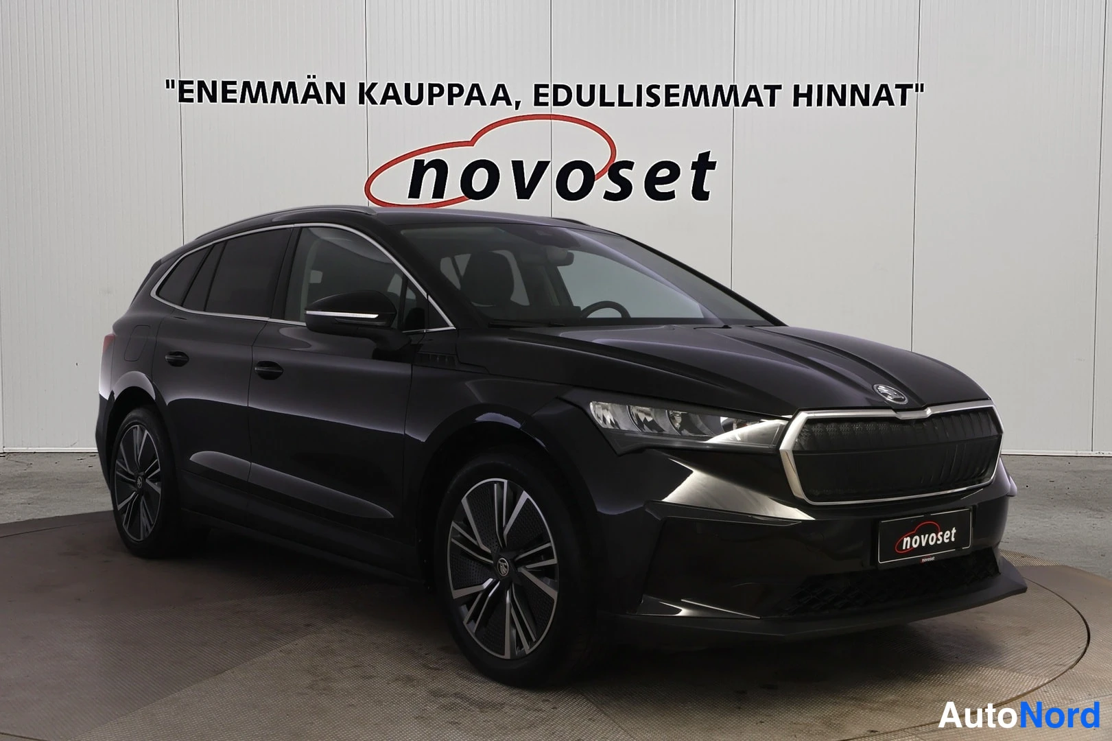 Musta Skoda Enyaq 80 2023, etuviisto, keula oikealle, kuva 2