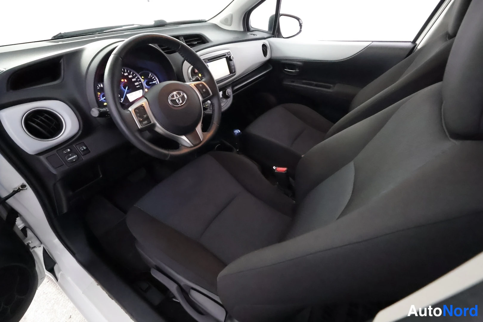 Valkoinen Toyota Yaris Hybrid 2014, ohjaamo, kuva 10