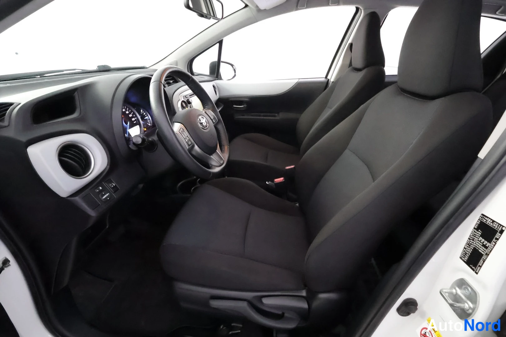 Valkoinen Toyota Yaris Hybrid 2014, ohjaamo, kuva 11