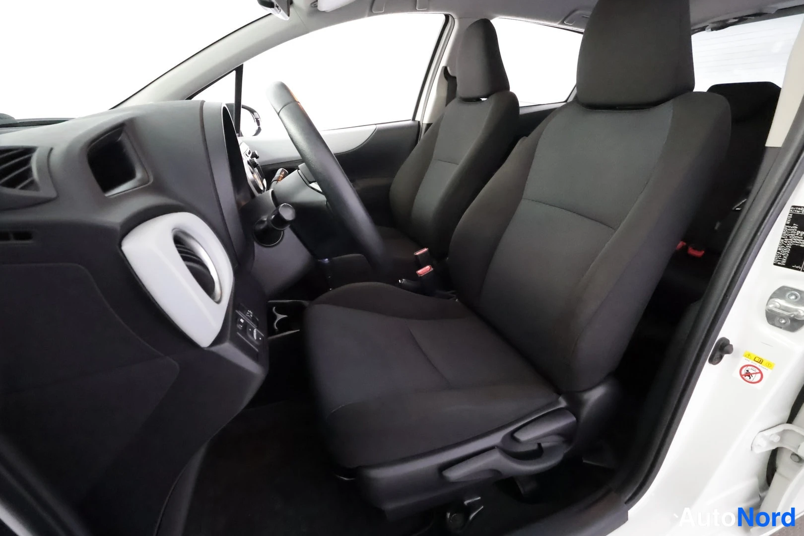Valkoinen Toyota Yaris Hybrid 2014, ohjaamo, kuva 12