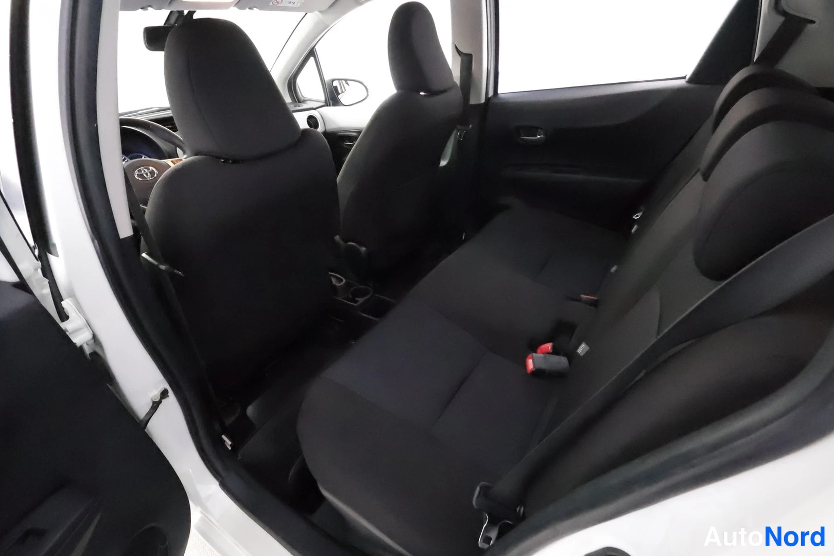 Valkoinen Toyota Yaris Hybrid 2014, takaistuimet, kuva 19