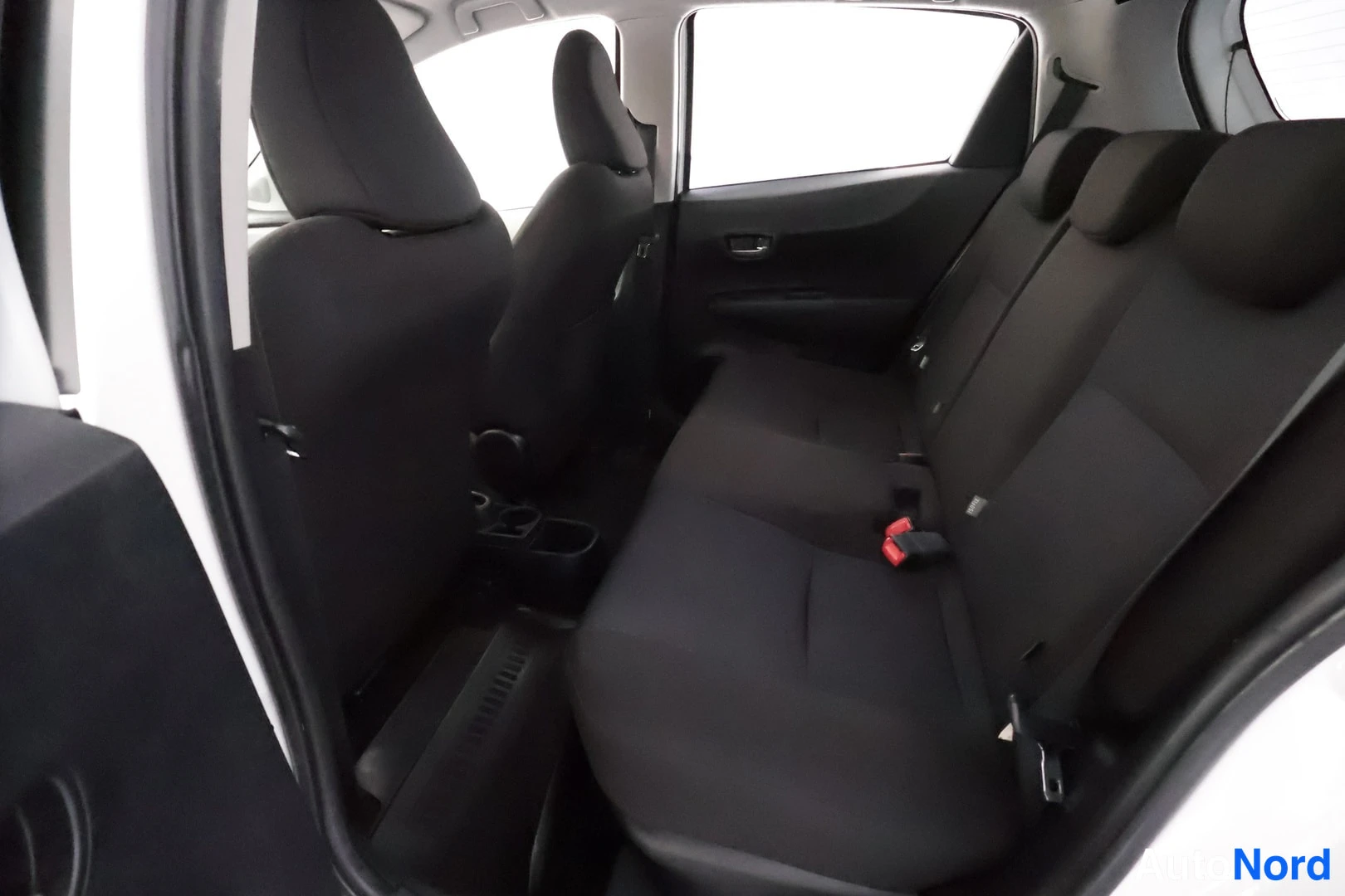 Valkoinen Toyota Yaris Hybrid 2014, takaistuimet, kuva 20