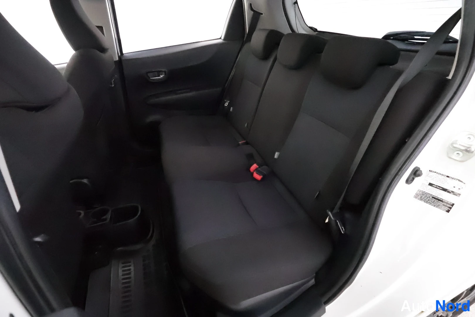Valkoinen Toyota Yaris Hybrid 2014, takaistuimet, kuva 21