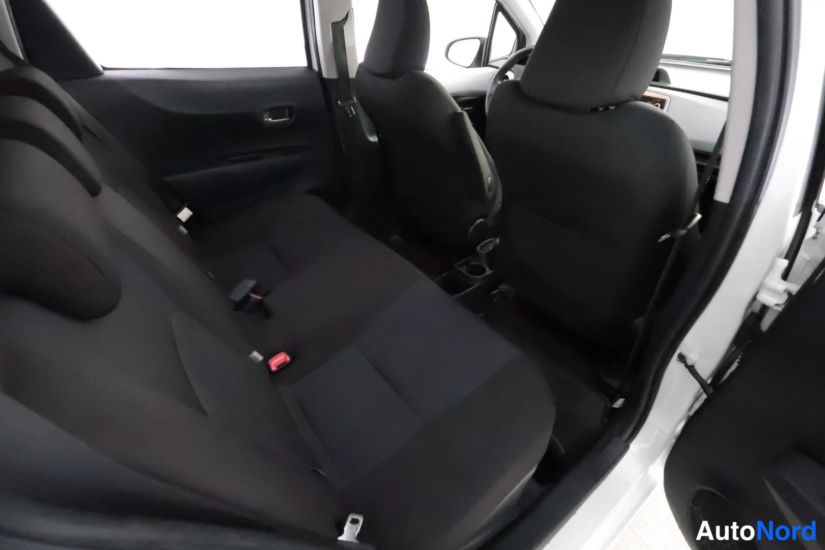 Valkoinen Toyota Yaris Hybrid 2014, takaistuimet, kuva 22