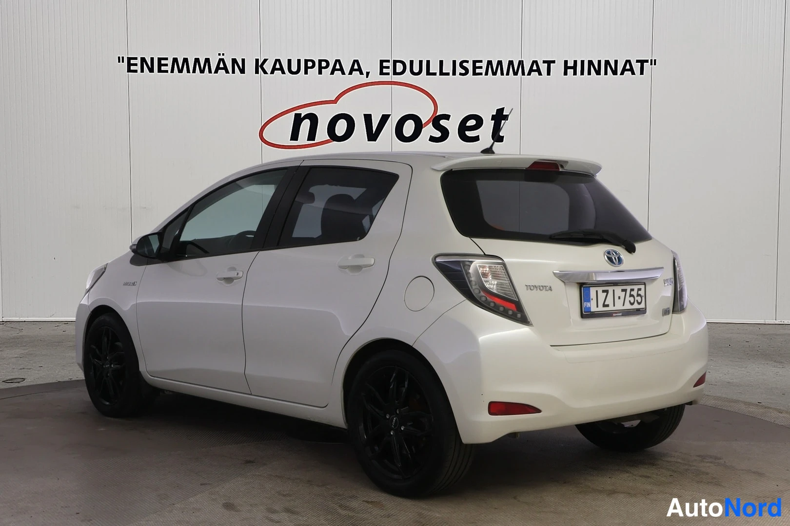 Valkoinen Toyota Yaris Hybrid 2014, takaviisto, kuva 4