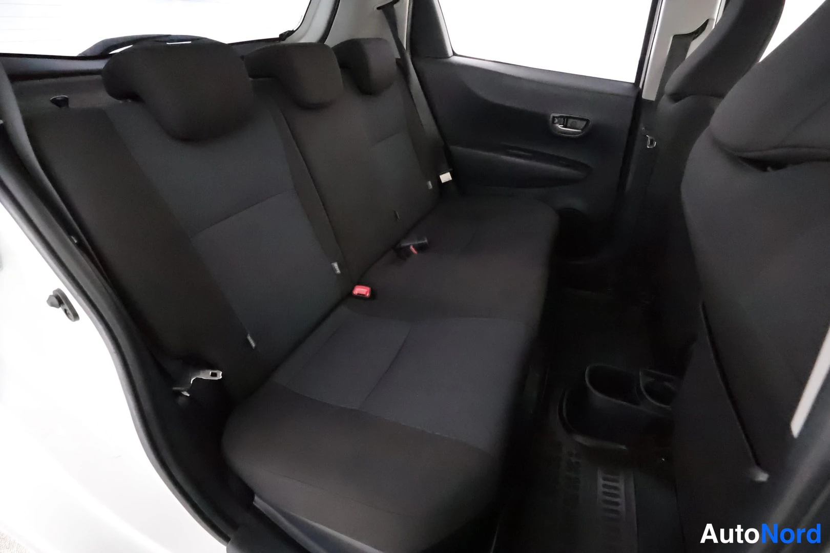 Valkoinen Toyota Yaris Hybrid 2014, takaistuimet, kuva 24