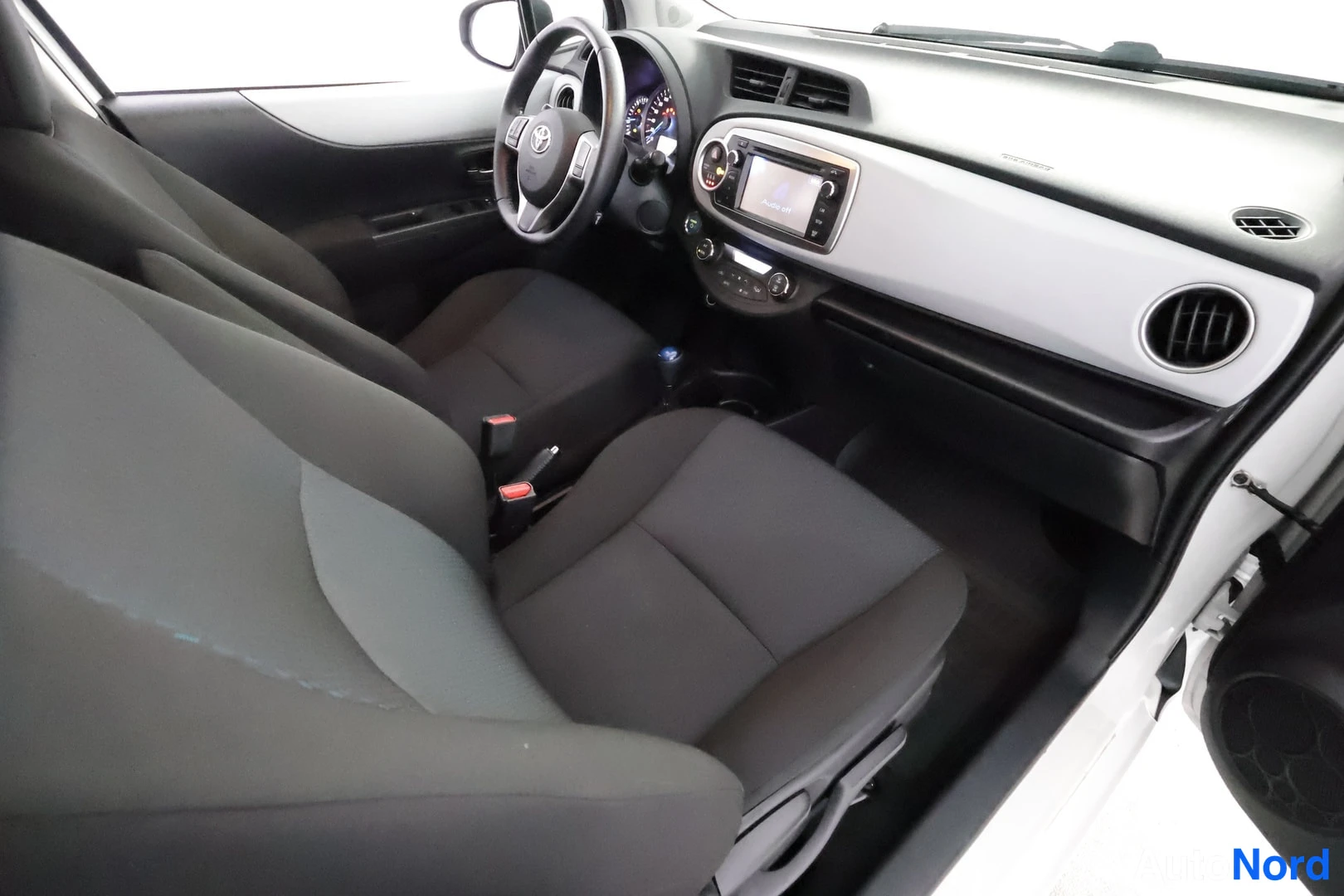 Valkoinen Toyota Yaris Hybrid 2014, ohjaamo, kuva 17