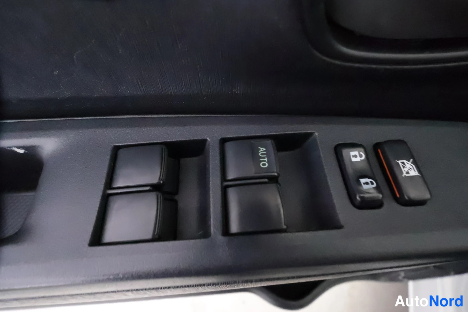 Valkoinen Toyota Yaris Hybrid 2014, yksityiskohta, kuva 26