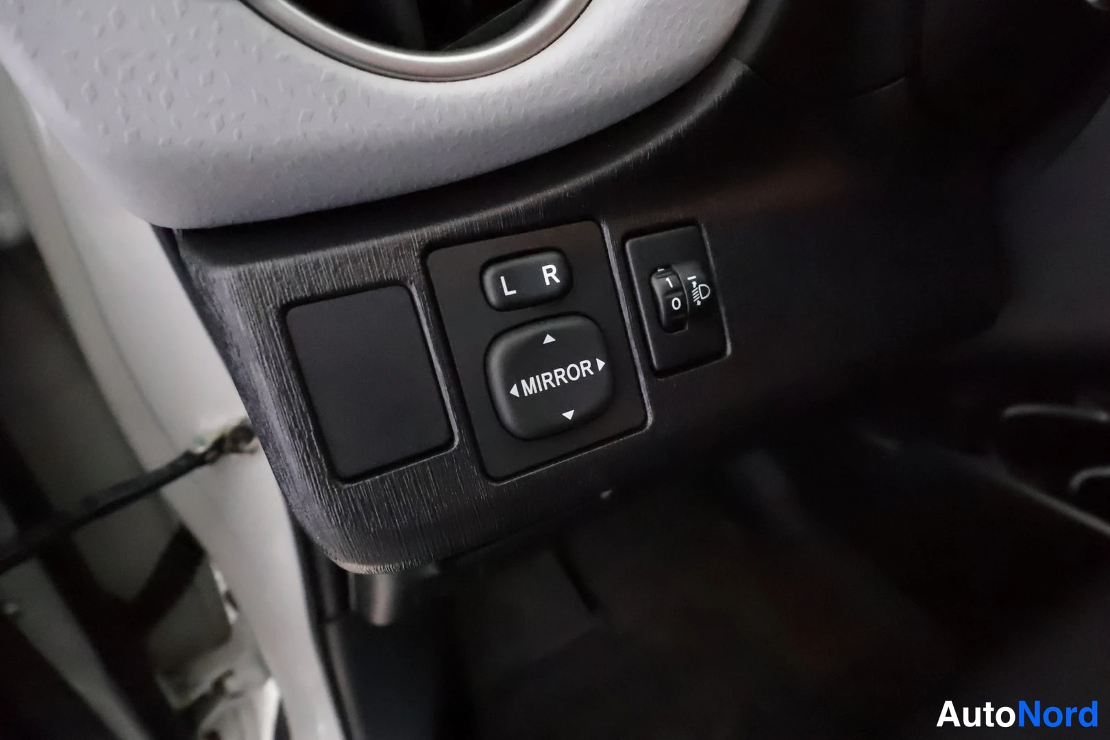 Valkoinen Toyota Yaris Hybrid 2014, yksityiskohta, kuva 27