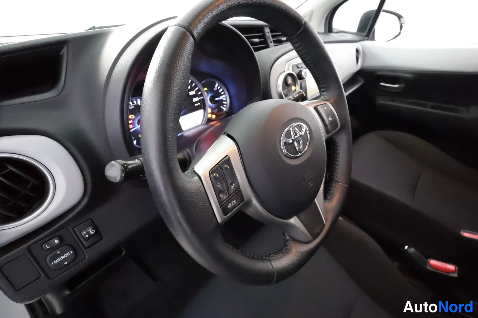 Valkoinen Toyota Yaris Hybrid 2014, ohjaamo, kuva 15